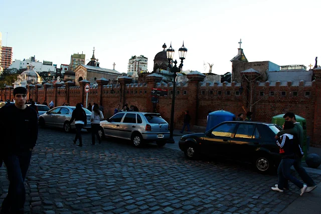 Foto vereda del Cementerio de la Recoleta visitada por gente.