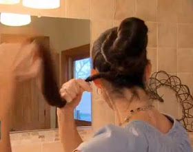 امرأة أمريكية شعرها يتخطى المتر هي وبناتها