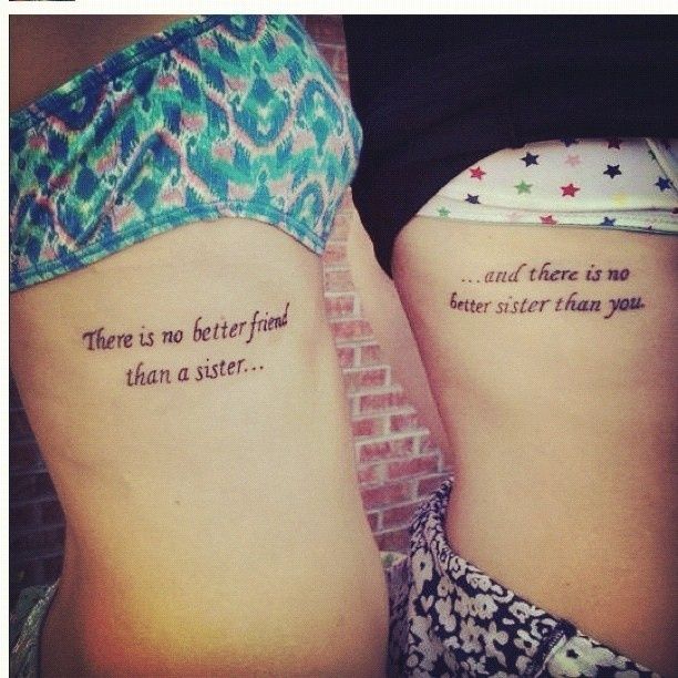 tatuaje en costillas de dos chicas que dice: no hay mejor amiga que una hermana ni mejor hermana que tu
