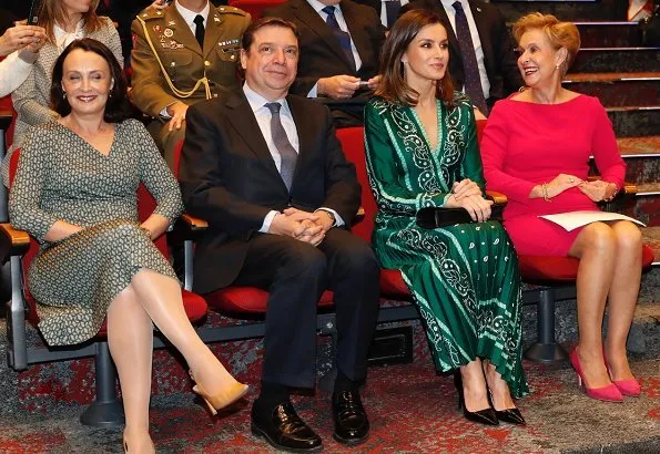 Queen Letizia wore Sandro long dress with scarf prints, and Prada toe Pump, and green earrings, and carried Nina Ricci Arc clutch.