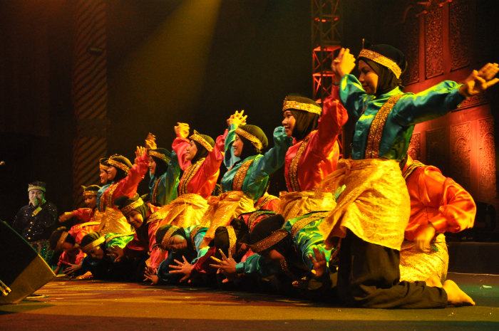 This is the Saman Dance, Dance from Aceh which is Worldwide