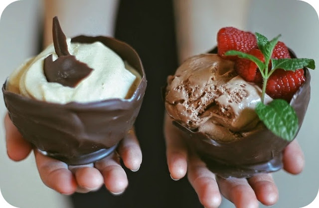 Cestinha de chocolate com sorvete e frutas