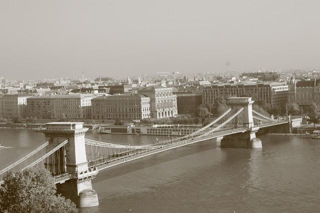 Ponte das Correntes vista do Castelo de Buda, em preto e branco