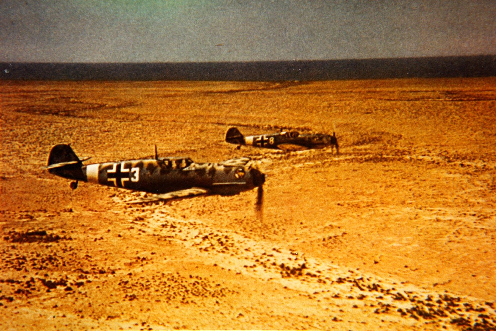 https://2.bp.blogspot.com/-8Jl0DSq7XN8/VhH5Z59PYdI/AAAAAAABi58/eN8frvtq9JA/s1600/messerschmitt%2Bbf%2B109%2Bgerman%2Baircrafts%2Bdesert%2Bafrica%2Bfinger%2Bformation.jpeg