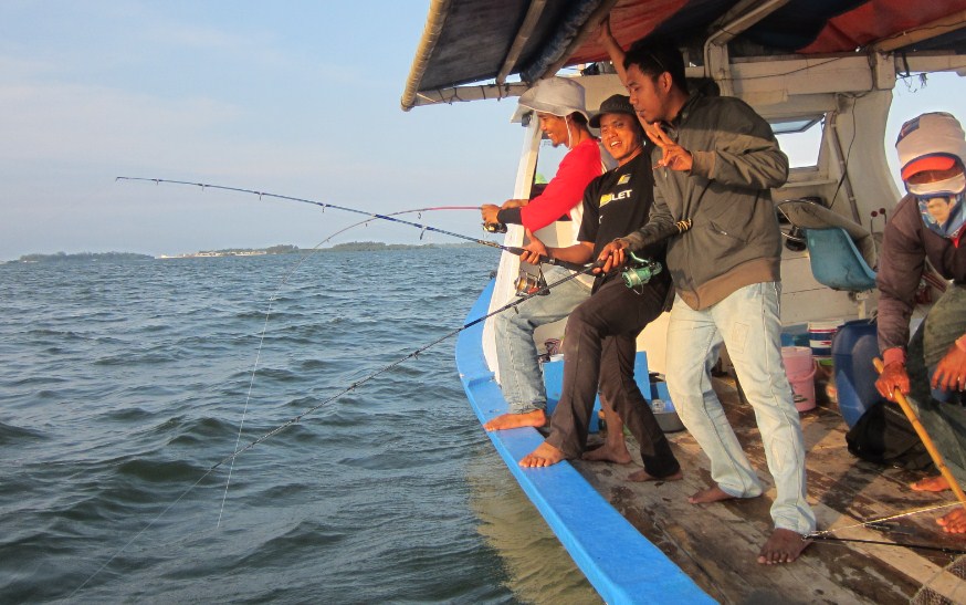 Gambar Orang Mancing Di Laut AR Production