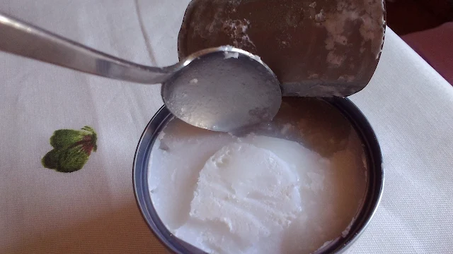 latte di cocco, e polpa grassa in superficie