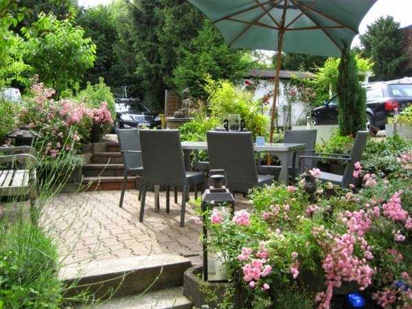 Relax in the seating area in the garden!
