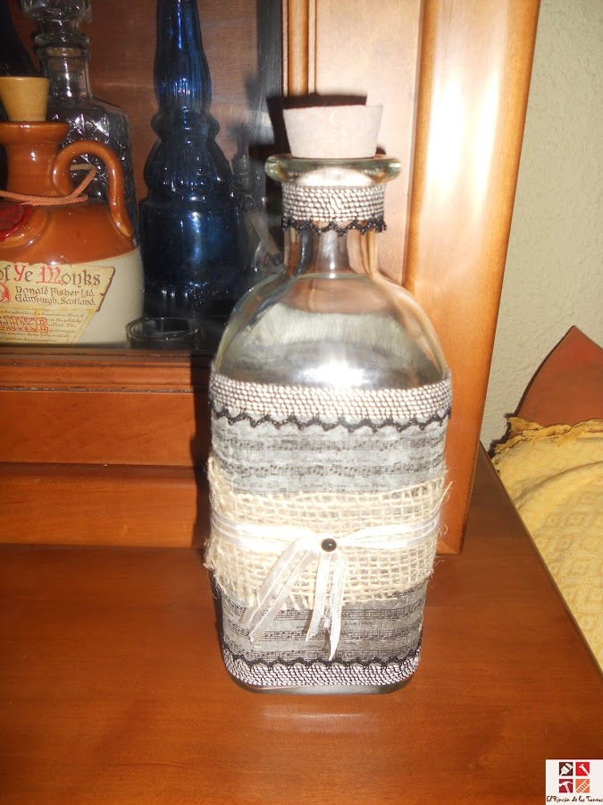 botella reciclada con técnica decoupage