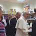 Papa Francisco escapa del Vaticano para comprarse zapatos ortopédicos