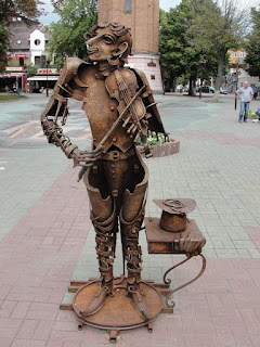 скульптуры музыканта который играет на скрипке