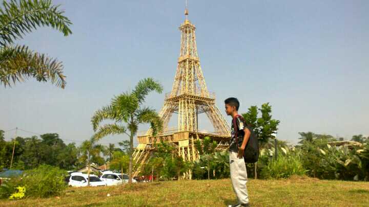 ridwan pirmansah di menara eiffel gebu, gedunf bupati tasikmalaya