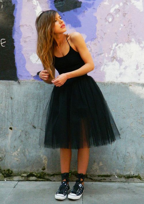 Street style | Black tulle skirt with Converse and ribbons | Just a Pretty  Style