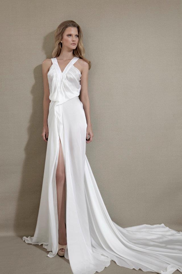 Платья белые шелка. Платье свадебное с разрезо. Белое шелковое платье. Свадебное платье с разрезом на ноге. Белое длинное шелковое платье.