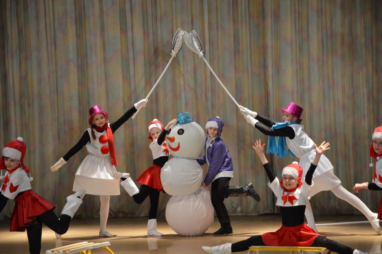 образцовый хореографический ансамбль скоморохи екатеринбург. детские танцевальные коллективы. ансамбль забава воткинск. ансамбль русского народного танца. танец детские забавы.