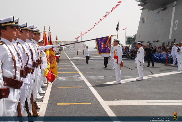Cuatrocientos civiles juran bandera a bordo del buque ‘Juan Carlos I’ en Alicante.