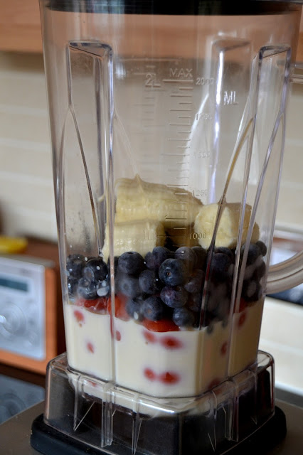 baby plum tomato and blueberry smoothie