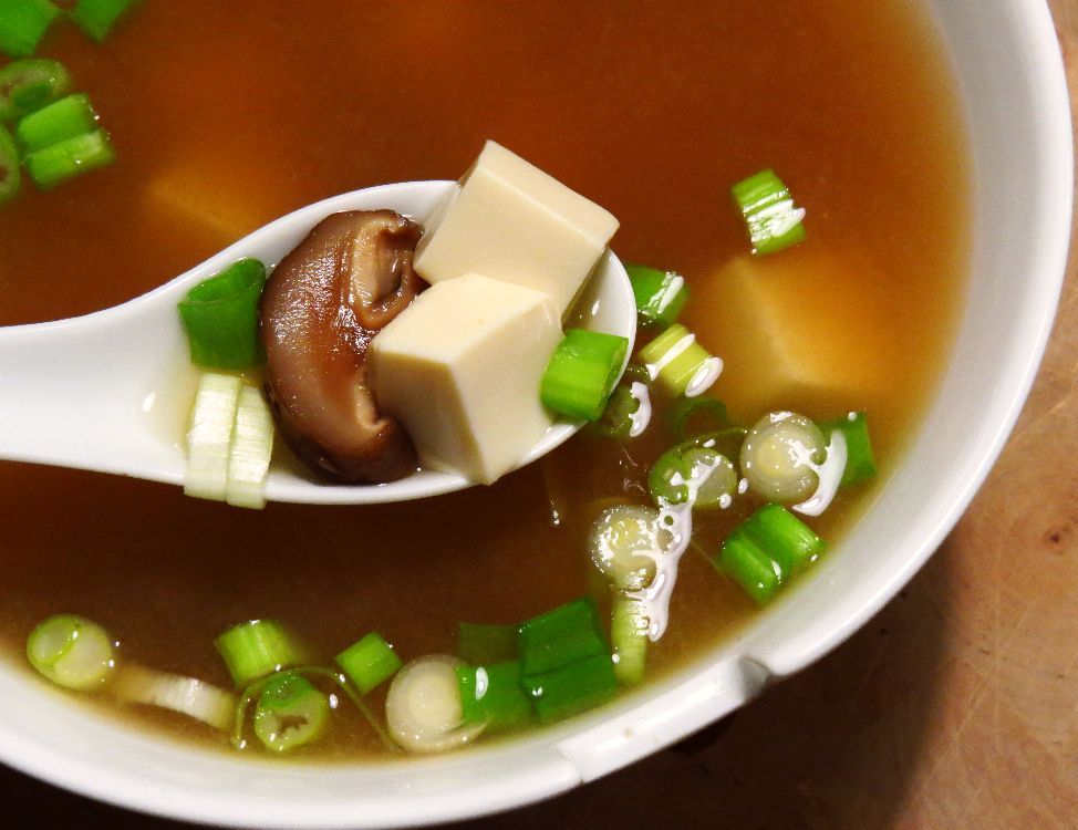 Katia au pays des merveilles Soupe de miso au tofu et livre Bar à Soupes
