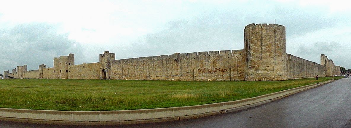 São Luis mandou construir Aigues Mortes como base e porto para as Cruzadas São Luis mandou construir Aigues Mortes como base e porto para as Cruzadas