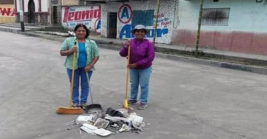 Profesora de Cajamarca barre las calles luego de dictar clases Profesora de Cajamarca barre las calles luego de dictar clases