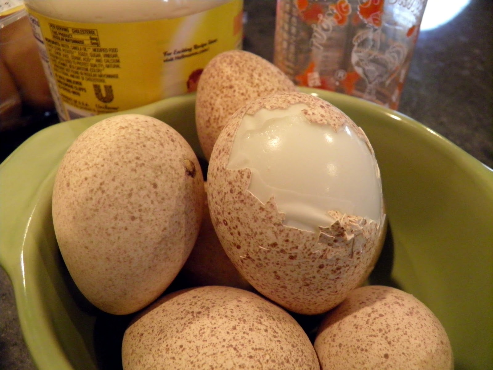 Размер яиц кур. Индюшачьи яйца. Яйцо индюка. Куриное и индюшиное яйцо. Размер яиц индюшек.