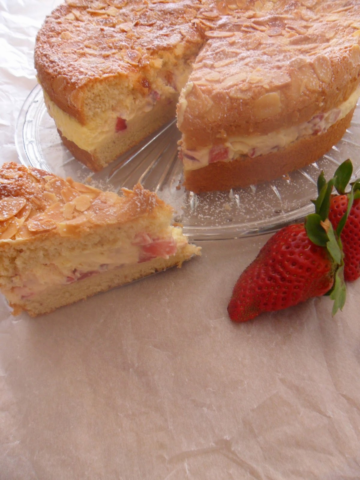 Mia´s Cookies and more: &amp;quot;Falscher&amp;quot; Bienenstich mit Erdbeeren