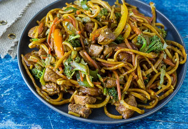 A chow mein recipe with noodles and vegetables