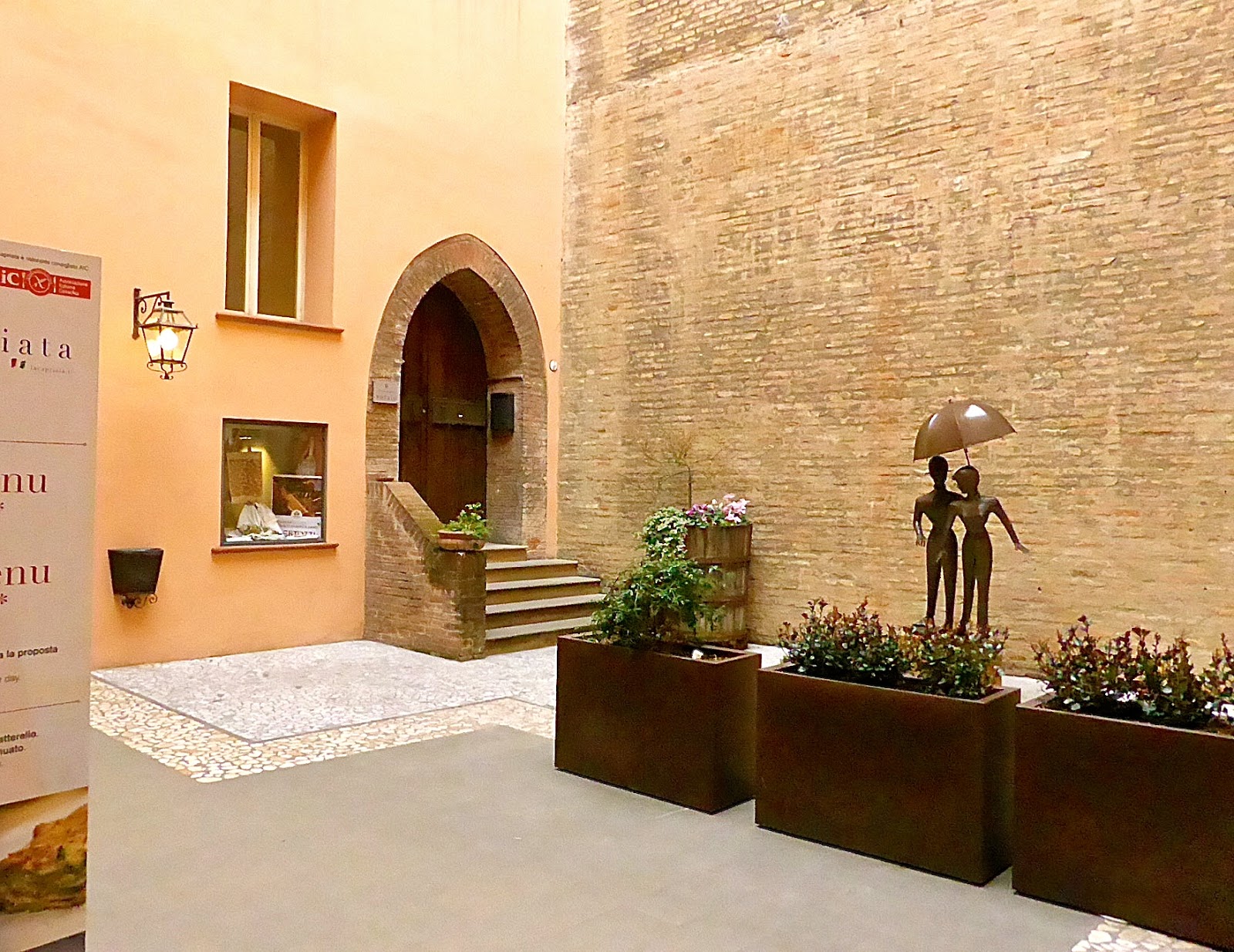 Facciamo un giro in centro? Corte Isolani e la "casa delle tre frecce"