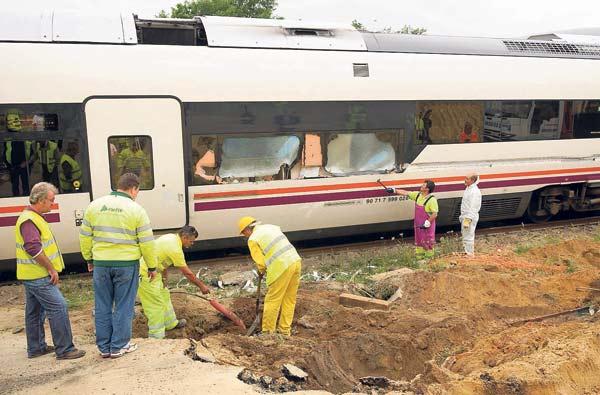 Entre 400 y 500 pasajeros que tuvieron que ser transportados por carretera entre la estación de A Portela, en Barro, y Pontevedra por la colisión de un tren y un camión