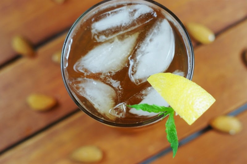Almond Iced Tea ~ put a refreshing and flavorful twist on your sweet tea!   www.thekitchenismyplayground.com