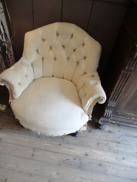 white upholstered antique chair, Brocanterie deja vue