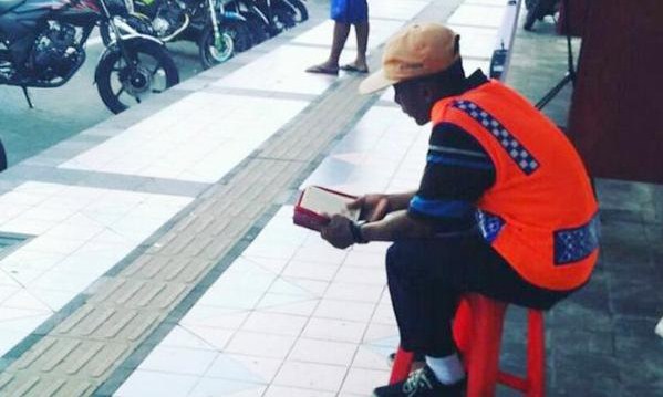 MashaaAllah, Tukang Parkir ini Menjaga Kendaraan sambil Membaca Al Qur'an