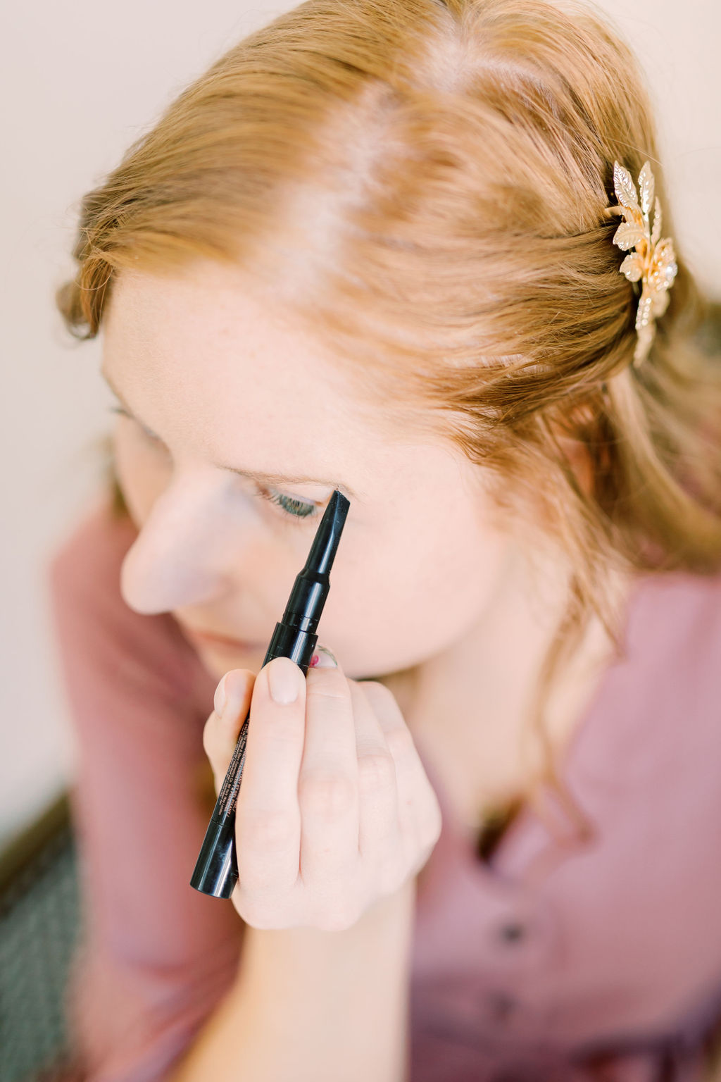 blogger amanda burrows is holding her drugstore Soap & Glory Archery 2-in-1 Crayon Gel