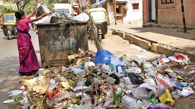 डस्टबिन बाँटने में आने लगी हैं घोटाले की शक, हर परिवार को दो डस्टबिन के बदले मिल रही हैं एक ही.. 2 डस्टबिन बाँटने में आने लगी हैं घोटाले की शक, हर परिवार को दो डस्टबिन के बदले मिल रही हैं एक ही.. 2