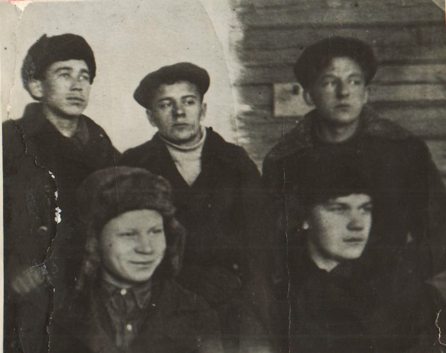 классный коллектив. дружные ребята а класса. пятеро товарищей. пятеро товарищей. подпольщики это.