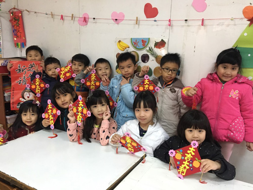 小朋友親自完成〈吉祥如意〉吊飾,迎接新春,自己動手做,最有成就感!