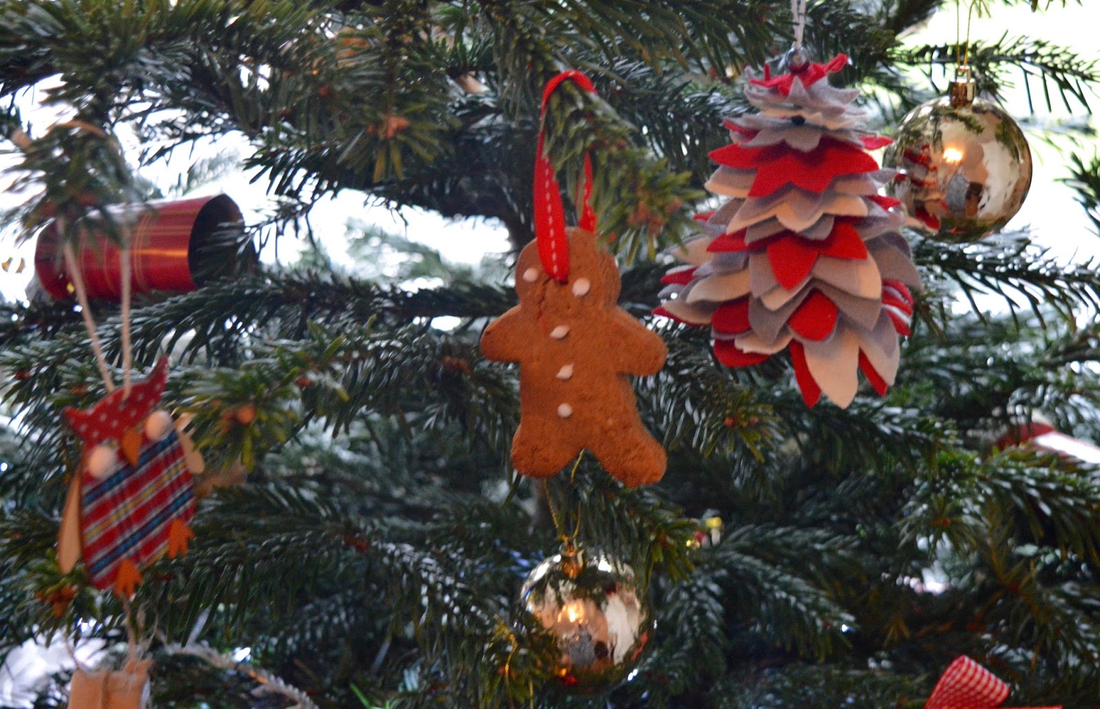 Easy Homemade Gingerbread Christmas Tree Decorations | A Recipe - gingerbread decorations on Christmas tree