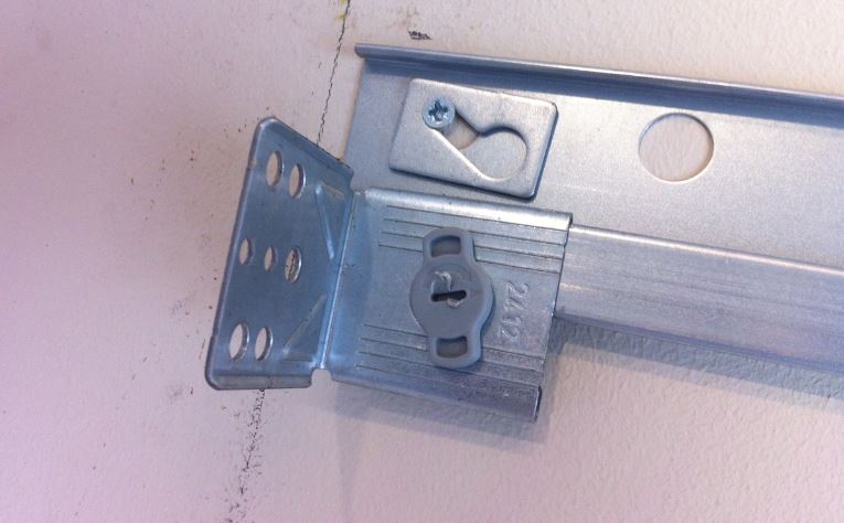 Blog sobre las cocinas Metod de Ikea: Nuevo riel de pared para montaje