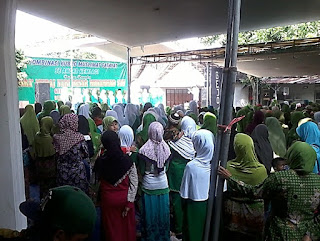 Menyanyikan Mars Muslimat-Fatayat