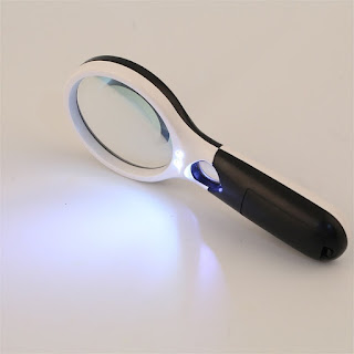 kính lúp cầm tay có đèn led mẫu 1