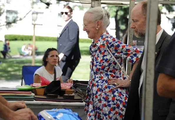 Queen visited the historic cemetery called Cementerio de la Recoleta in Buenos Aires