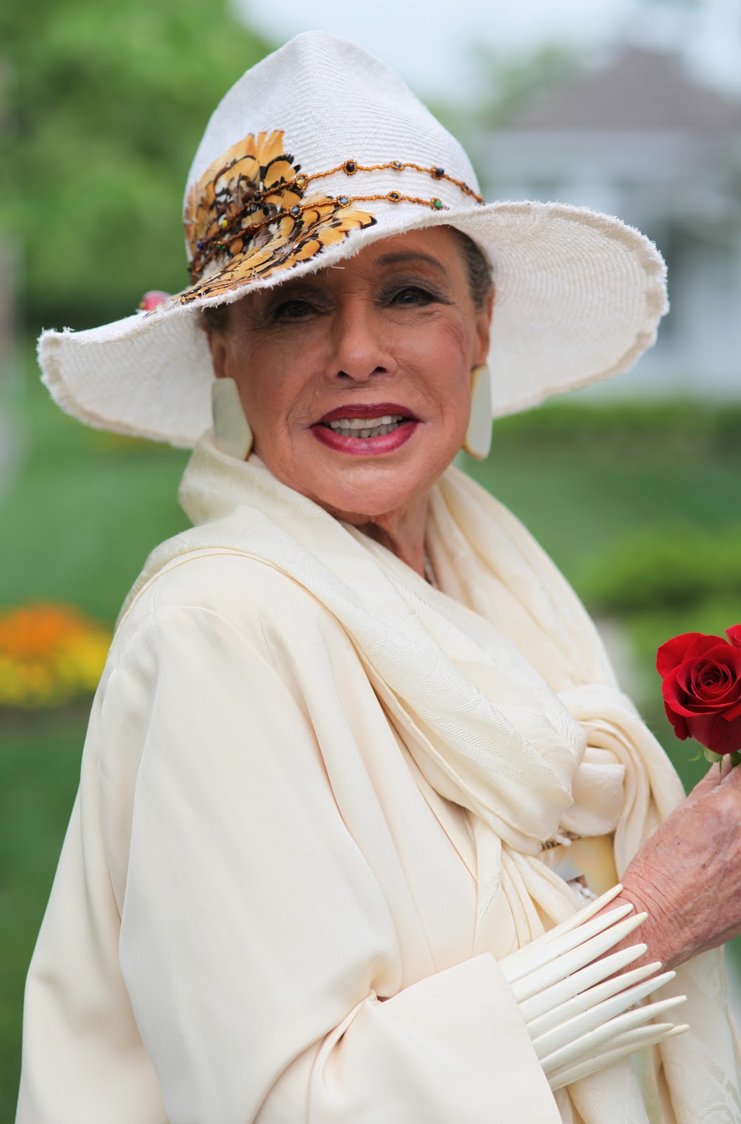 Красивые пожилые картинки. Линн Делл. Пожилая женщина в шляпе. Шляпки для пожилых женщин. Шляпа для женщины в возрасте.