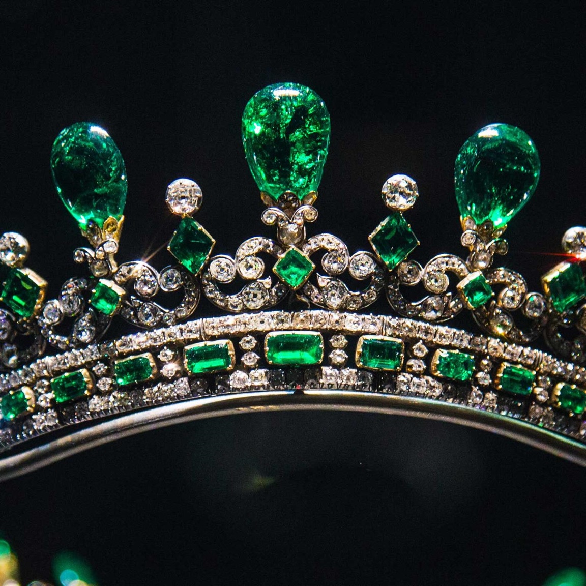 Tiara Thursday: Queen Victoria’s Emerald and Diamond Tiara, Revisited ...