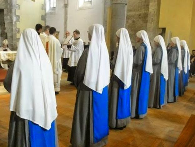 Suore Con Abito Bianco E Velo Azzurro