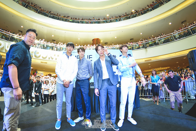 Last one group photo of CNBLUE before they heading to The Class Malaysia store Does YongHwa looks cute here??