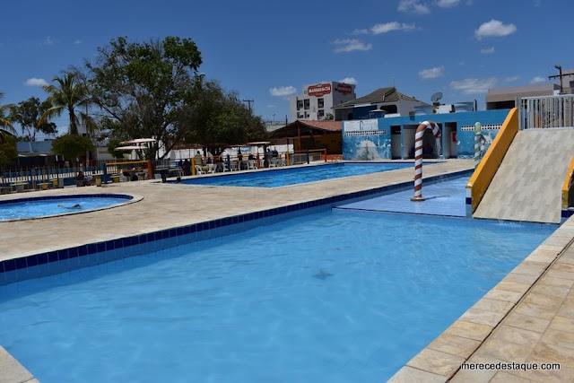 AABB Santa Cruz do Capibaribe oferece ótima área com piscinas para sócios