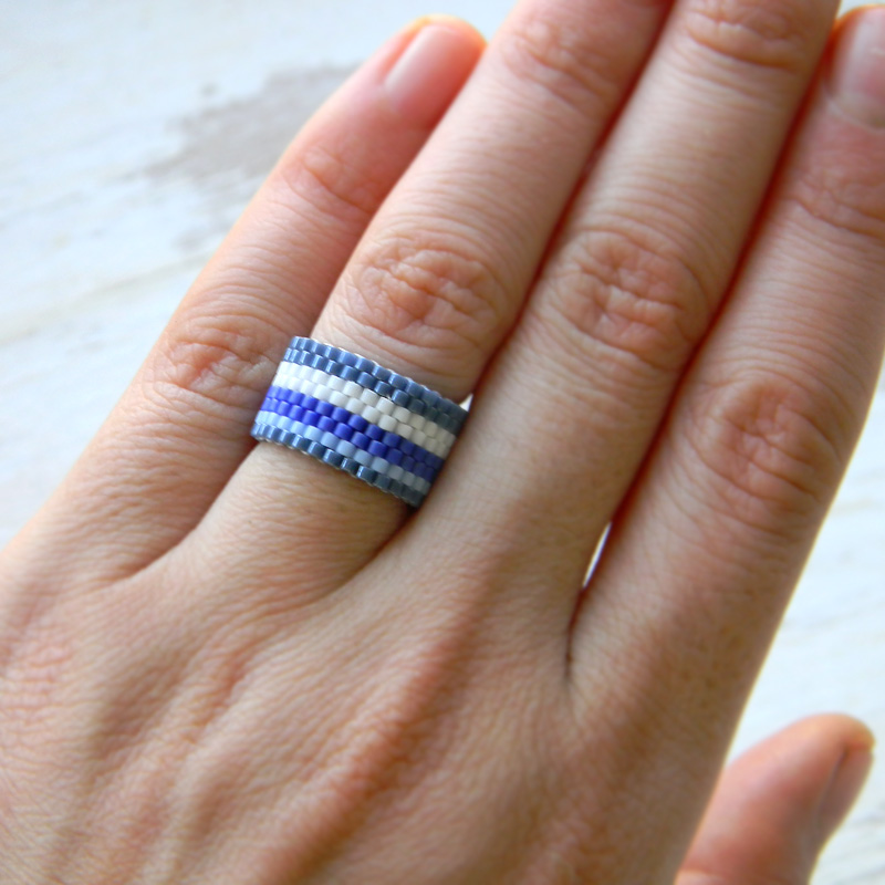 Кольцо из бисера с сердечком. Колечки из бисера. Кольца из бисера. Двухъярусное кольцо из бисера. Кольцо из бисера с сердечком.