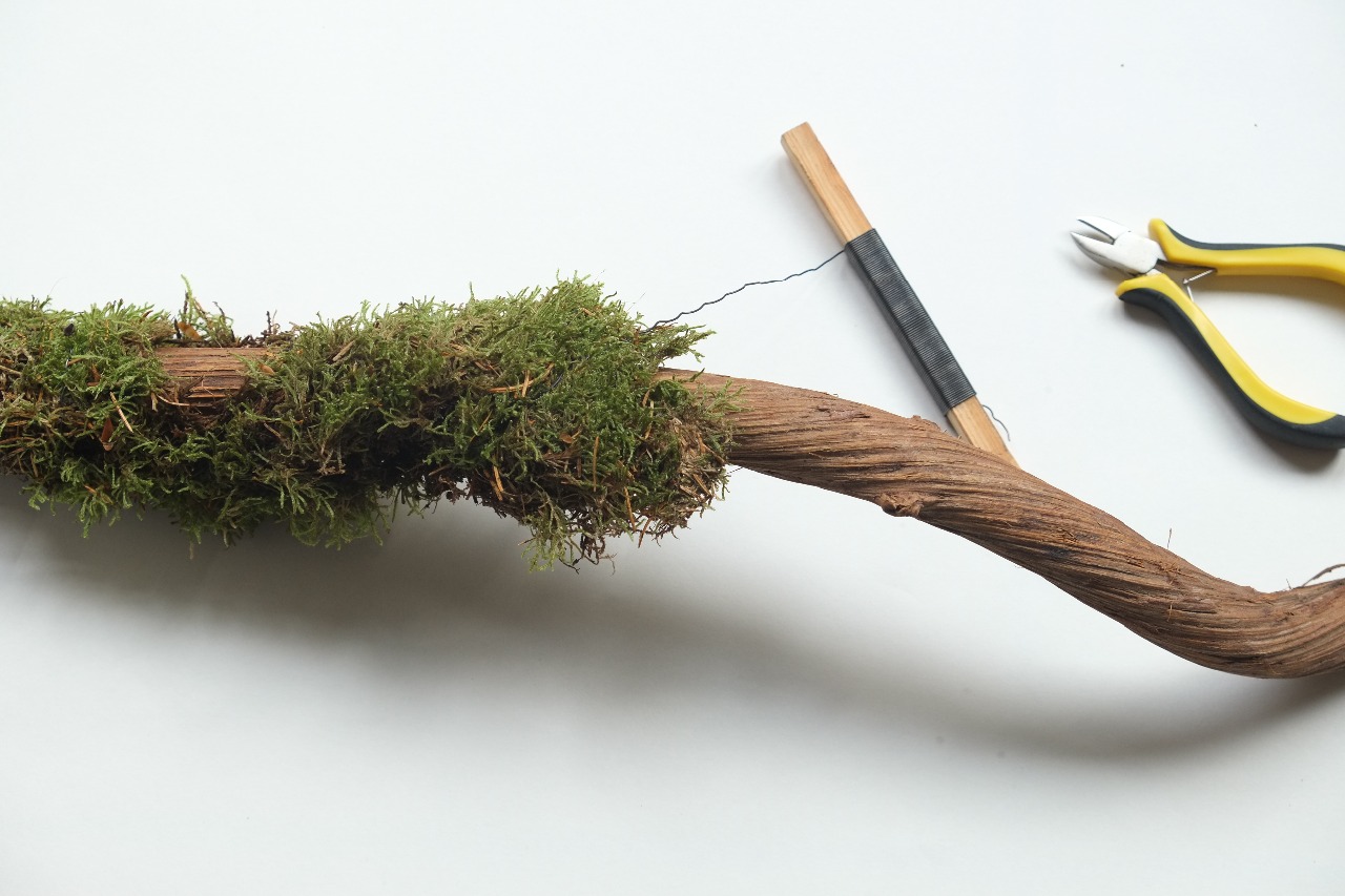 Knip met de kniptang het ijzer tot de gewenste maat van het mos. Knip met de kniptang het ijzer tot de gewenste maat van het mos.