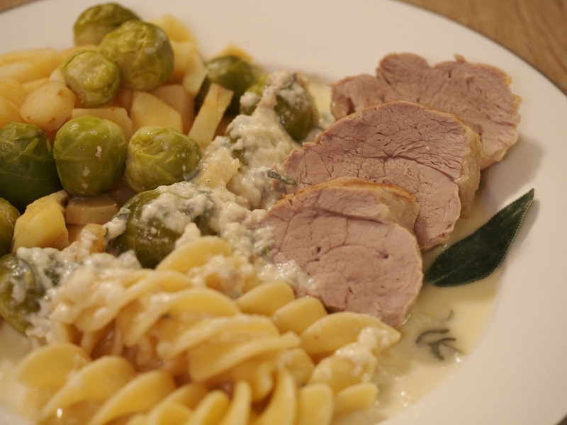 Schweinefilet mit Sauce, RosenkohlPastinaken Gemüse und