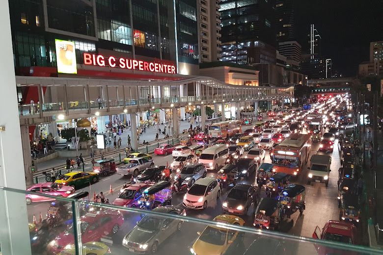 BigC，曼谷滿滿的車潮