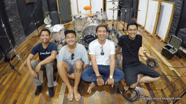 Lirik Lagu HarmoniA - Sahabat Sejati Lirik Lagu HarmoniA - Sahabat Sejati